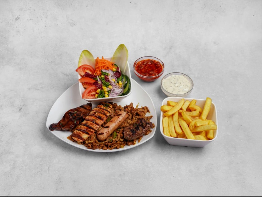 Mixed Grill met frietjes, salade en huisgemaakte sauzen