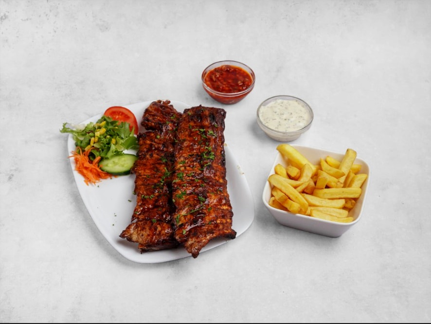Spare Ribs met frietjes, salade en huisgemaakte sauzen